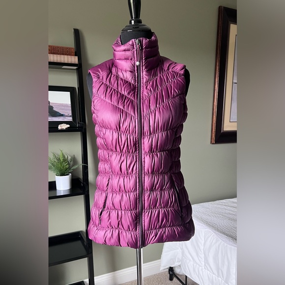 Athleta down vest burgundy size XS gently used. - Picture 2 of 10